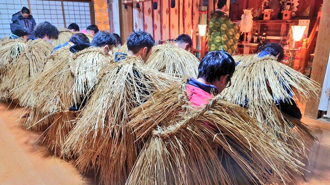 なまはげについて…お話します  なまはげは、秋田(主に男鹿等)で大晦日に行われる伝統行事です  なまはげは家々をまわり一年の穢れを祓い来年の豊作を祈願する"来訪神"です(鬼ではありません)  町内会の青年がなまはげを行ない、出発前に神社でお祓いを受けます。  #なまはげ