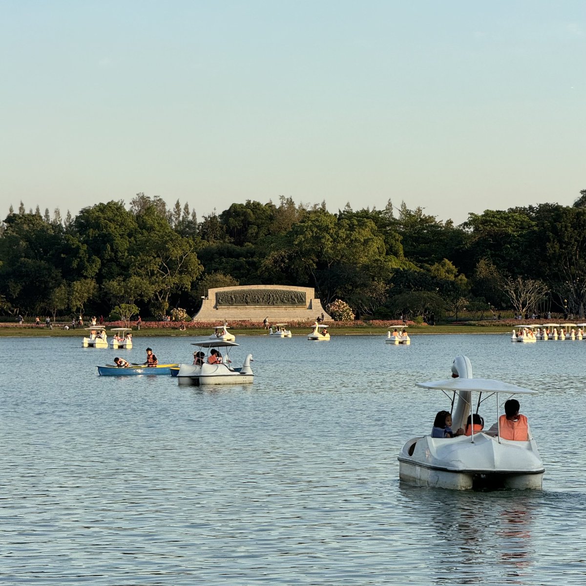 สวนหลวง ร.9 ช่วงนี้คือ mood ดีมากๆ มาช่วงเย็นๆมูดดี ลมเย็นๆ แสงสวย มีมุมดอกไม้ให้ถ่ายรูปเยอะมาก มาปั่นเป็ดกับหวานใจคือโรแมนติก 2000% 🦆💐🌲