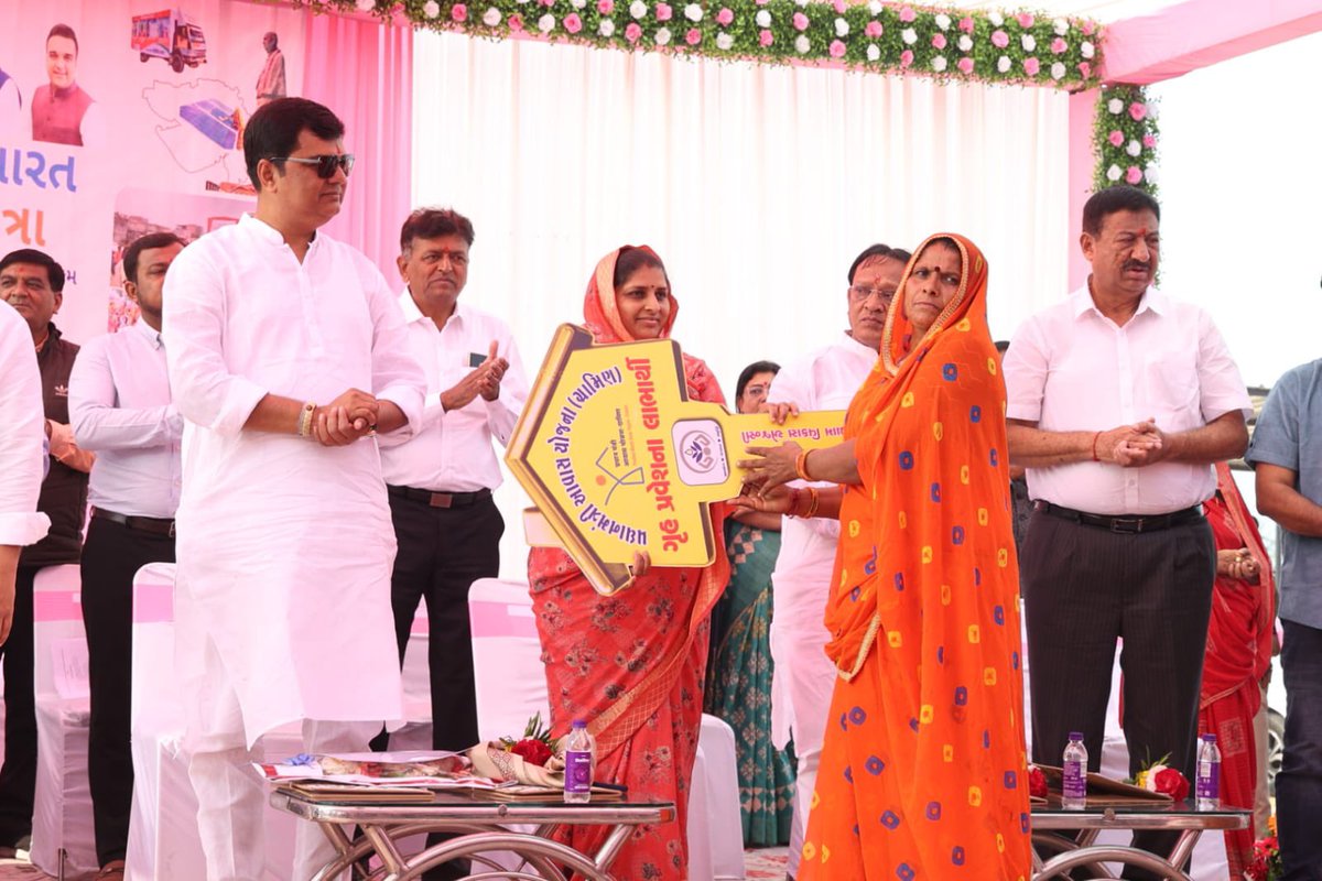 morvaTDO's tweet photo. આજ રોજ ડેસર તાલુકાના શિહોરા ગામ ખાતે માન.મંત્રીશ્રી @sanghaviharsh સાહેબશ્રી અને @KetanInamdarMla  સાહેબશ્રીની ગરીમામય ઉપસ્થિતિમાં વિકસિત ભારત સંકલ્પ યાત્રા તથા વિવિધ લોકાર્પણ કાર્યક્રમ તેઓશ્રીના વરદ હસ્તે કરવામાં આવ્યા.આ સાથે માન.@CollectorVad  અને માન.@ddo_vadodara સાહેબશ્રી  પણ ઉપસ્થિત રહી કૃશ સે કૃષ્ણ તક પ્રોજેક્ટનું અત્રેથી લોન્ચિંગ કરવામાં આવ્યું.
@hiteshjoshiGAS @Info_Vadodara 
#VikasitBharatSankalpYatra 
#VBSY 
#HamaraSankalpViksitBharat