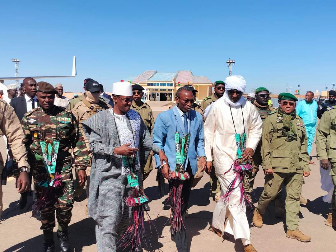 GuisheneMme's tweet photo. #Niger #Kokowa #AES #Agadez🇳🇪
Arrivée ce dimanche 31 décembre 2023 à #Agadez des 3 Premiers ministres de l'AES (Niger, Burkina Faso et Mali) pour assister à la finale de la 44e édition du sabre nationa de lutte traditionnelle #Kokowa. https://t.co/bfC4Amb3Oy