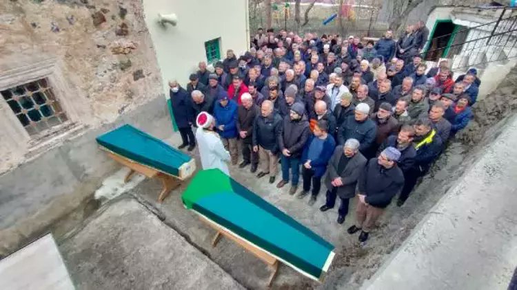 habercomsosyal's tweet image. Trabzon&apos;da zihinsel engelli kızı Gülgün Aytekin&apos;i (52) tabanca ile öldürdükten sonra intihar eden Yaşar Aytekin’in (80), vasiyeti ortaya çıktı:

&quot;Ölürsem kızıma kim bakacak? Ortada kalır. Hakkınızı helal edin.&quot;