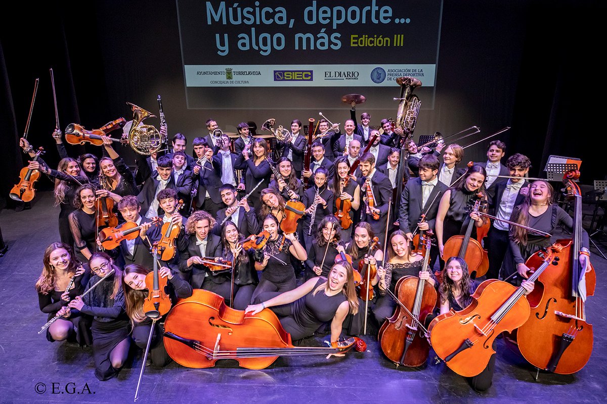orquestauimpaa's tweet photo. !La Orquesta Sinfónica Juvenil UIMP Ataúlfo Argenta desea a todos sus seguidores un feliz y próspero Año Nuevo 2024! 🥂🎇🎶 

 ¡Que la música nos siga uniendo en este nueva temporada 2024! 🎻🎺🪇🎤

📷 Fotografía de E.G.A. https://t.co/LXLb0II2Da