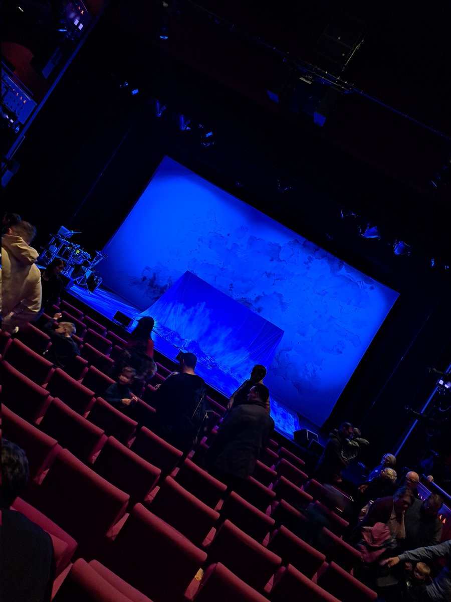 Kicking off my #NYE2023 with a visit to @The_Lowry to go on a Bear Hunt, @bearhuntlive because life...and that is truly one of the most perfectly crafted pieces of theatre I've seen all year. Knew its audience, played to it brilliantly with four genuinely phenomenal performers!