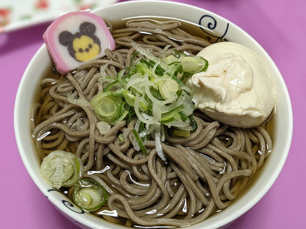 Spiano_4580's tweet photo. 今年は大船仲通商店街の大船そばの持ち帰りで年越しです。安くて美味しくてオススメ。また通います。

大晦日の誕生花はユズ、花言葉は「健康美」。
35歳になりまして、明日から年男です。健康美目指します。

#大船仲通商店街 #大船そば #大晦日が誕生日 https://t.co/2ea7jjnAVA