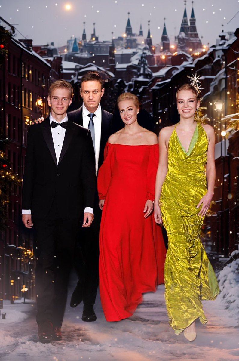 This is the third New Year's Eve I have taken the traditional family New Year's Eve photo with Photoshop. I am trying to keep up with the times, and this time I asked an artificial intelligence to draw me. I hope it turned out something fantastic - I will not see the picture