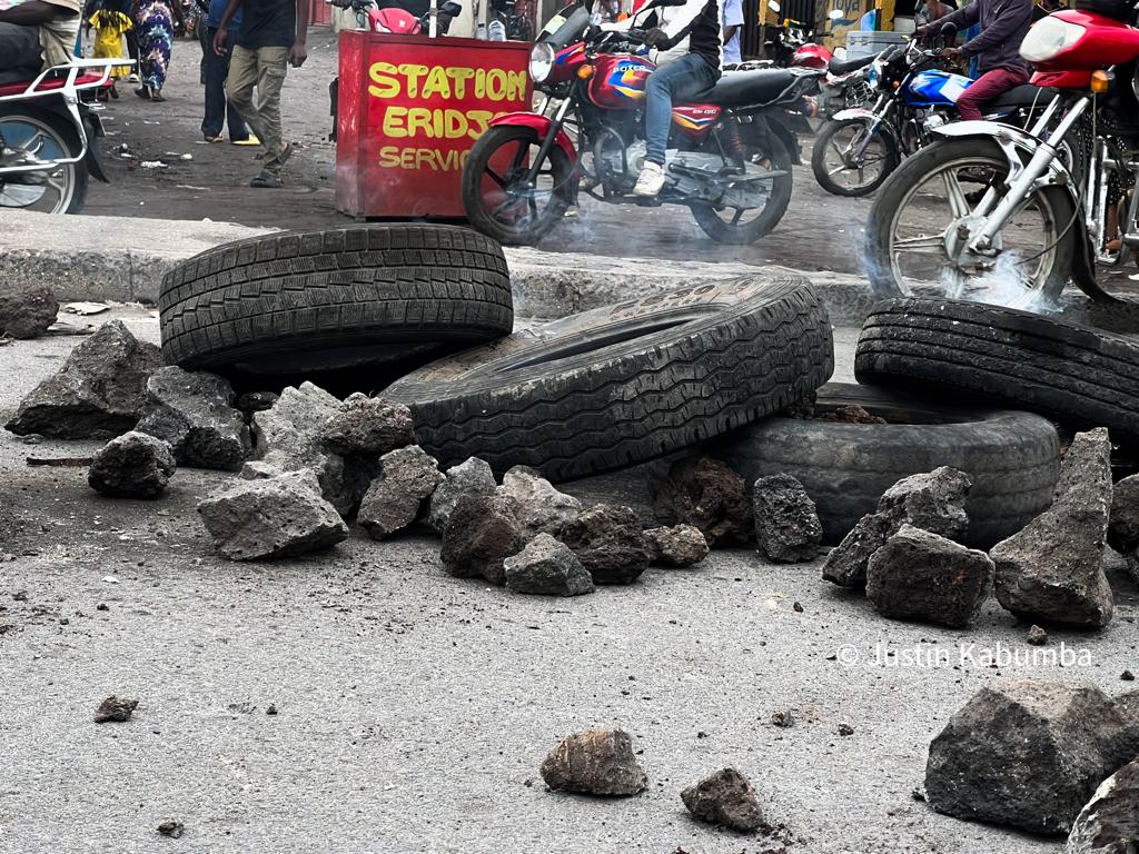 #RDC🇨🇩#Présidentielle2023,des pneus brûlés et des barricades à #Goma ce dimanche quelques heures avant le début de la cérémonie de publication des résultats provisoires. La rue gronde à #Goma,capitale du Nord-Kivu. Les jeunes en colère exigent la réorganisation des élections.