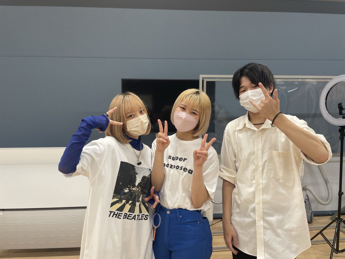 2023年ありがとうございました！
たくさんライブできて
とてもいい経験させていただきました
2024年もたくさんライブができるように
新曲作りにも力をいれていきます！
これからも何卒よろしくお願いします😊✨

写真は蔵出しレトロです🫶