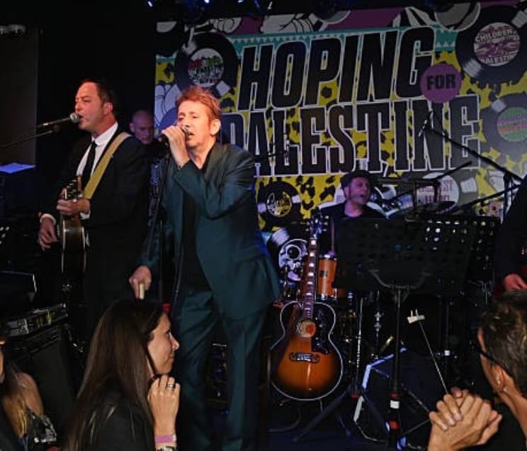 @shanemacgowanofficial one month on since you passed. Here’s a snap sent to me from a great night in @ronniescotts from @bella_freud #hopingforpalestine charity. Some craic had that night. We will raise a glass to you this #newyearseve 💚💚 @victoriamaryclarke @croninjohnny