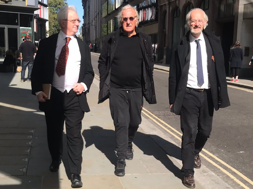 #RIPJohnPilger

It was my privilege to capture this moment outside the #OldBailey in London in 2020. 

@CraigMurrayOrg , John Shipton & the late great John Pilger. 3 extraordinary men at the forefront of the fight for #democracy, #humanrights & #FreeSpeech as they fought together