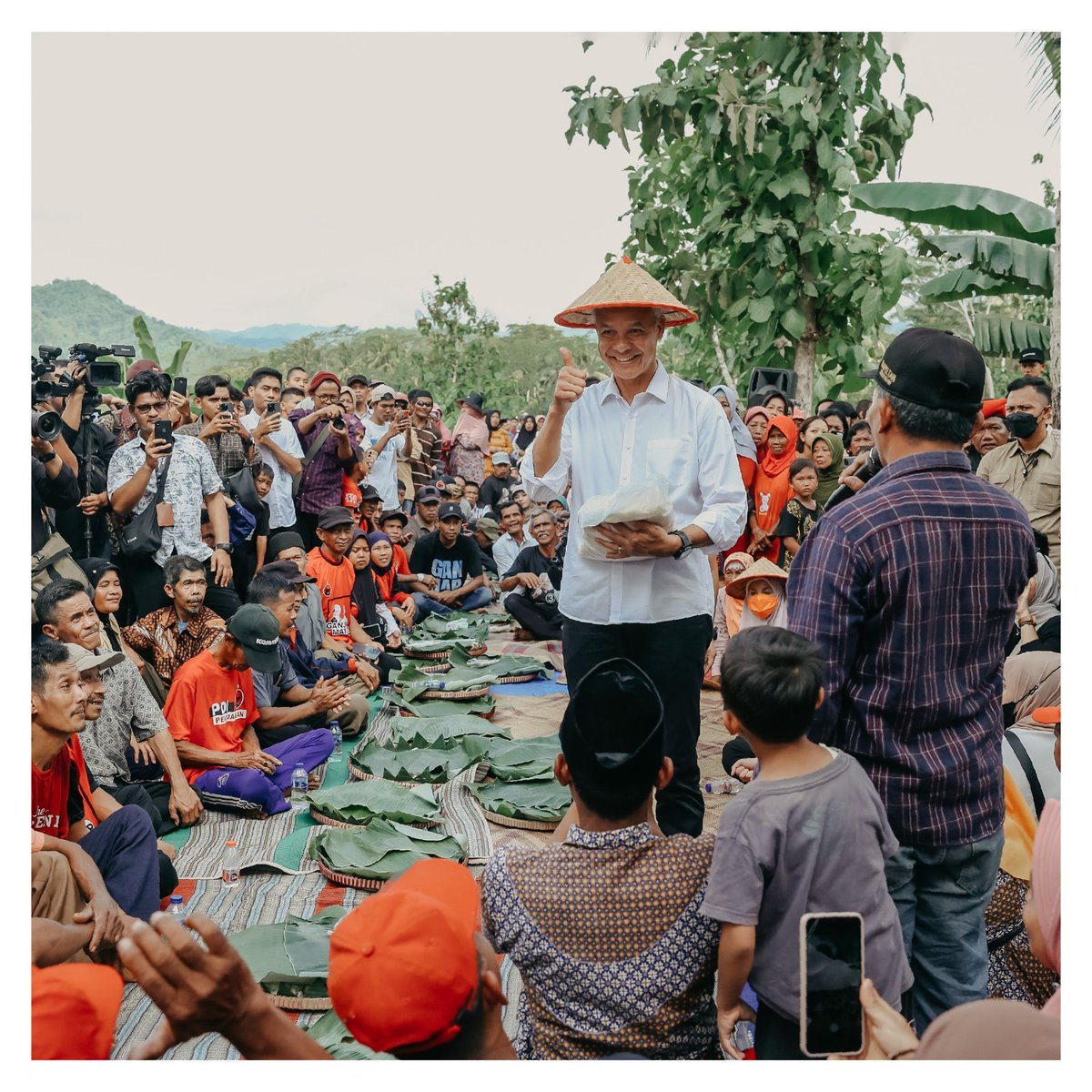 Sore-sore cangkruk bareng petani Cangkrelplor Purworejo. Dari soal irigasi, pupuk, dan insentif untuk petani organik. InsyaAllah Ganjar Mahfud berkomitmen memperjuangkan kebijakan yang lebih baik untuk petani Nusantara

#GanjarMahfud2024