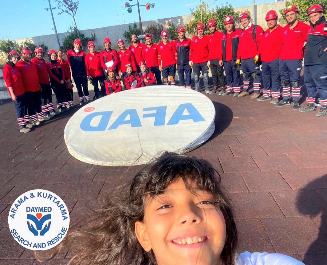 Savaşların ve afetlerin olmadığı, çocukların hep güldüğü ve sevdiklerinizle birlikte geçireceğiniz sağlıklı mutlu ve huzurlu bir yıl dileriz...