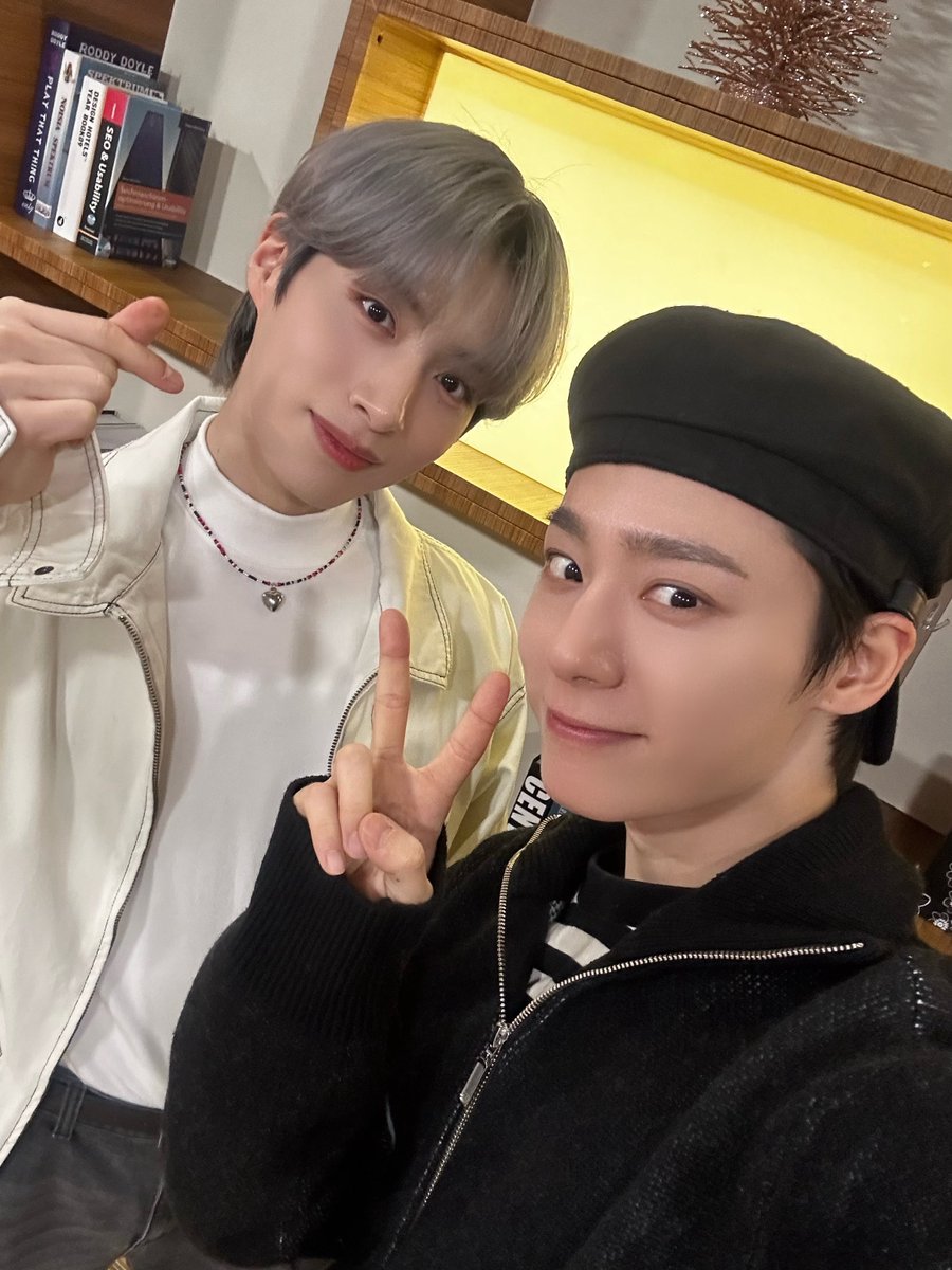official_ONEUS's tweet photo. [#환웅 #시온]

잠시 후 10시 EBS 반디 어플에서
함께할 수 있는 ‘청소년소통프로젝트 경청’ 🎧

우리 투문의 2023년 마지막 날을
그 어느 때보다 알차고 따뜻하게 보내게 
해줄 웅디🐯&amp;숀디🐶의 경청📻
모두 함께해 주실 거죠? 🎁💝

#원어스 #ONEUS #경청 https://t.co/1H4Nv2Jkmx