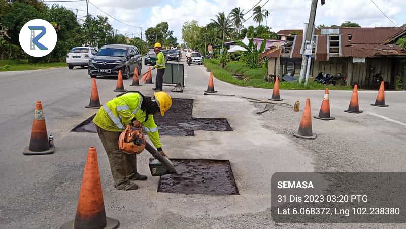 KERJA PATCHING POTHOLE FT0008 - JALAN KOTA BHARU - KUALA KRAI - 380.12 JAJAHAN KOTA BHARU
#teamroadcare
@JKRkotabharu
<a href="/JKRKelantan/">ᴊᴋʀ ɴᴇɢᴇʀɪ ᴋᴇʟᴀɴᴛᴀɴ</a>
<a href="/BhgJalan_Kelate/">Bhg Jalan JKR Kelantan</a> 
<a href="/JKRMalaysia/">JKR Malaysia</a>
<a href="/Roadcare_HQ/">ROADCARE (M) SDN BHD</a> 
<a href="/Roadcare_Kelntn/">ROADCARE WILAYAH KELANTAN</a>
<a href="/ZTTCSFJ/">ZTT CSFJ</a>