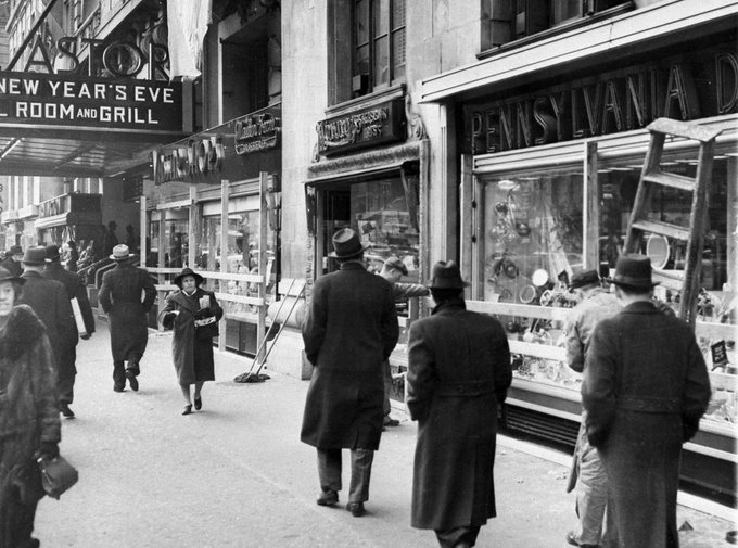 New York City on this date December 31 in 1938. Photo: AP. #NewYearsEve #OTD