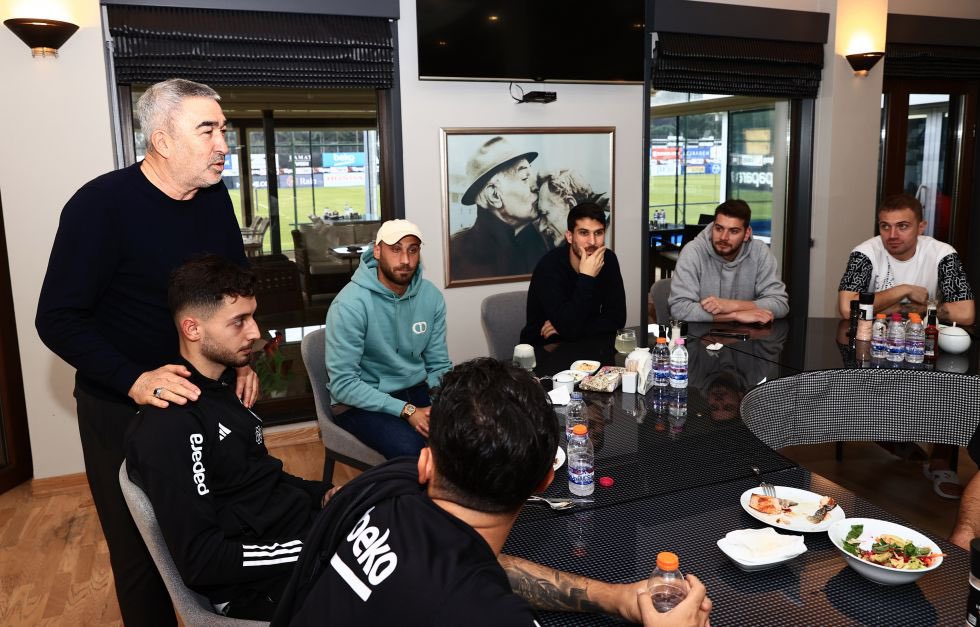 Beşiktaş: Feyyaz Uçar ile Samet Aybaba, takımımıza yeni yılda başarılar diledi ve futbolcularımızın yeni yılını kutladı.