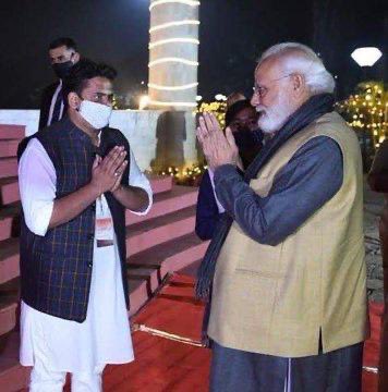 ravish_journo's tweet photo. पुलिस ने पकड़ लिया। वरना कुणाल पांडे राम ज्योति जला रहा होता। दीवाली मना रहा होता। पुलिस को पता करना चाहिए कि इसने अतीत में भी ऐसे अपराध किए हैं? धन की वसूली की होगी ? भगवान राम आ रहे हैं इसलिए ये ख़बर नहीं चल रही होगी लेकिन राम देख रहे हैं कि उनके नाम पर कैसे कैसे लोग आ रहे हैं। शर्मनाक है ये तस्वीर। किसी पत्रिका को ई-मेल से इंटरव्यू करना चाहिए।