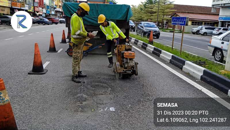 KERJA PATCHING POTHOLE FT0008 - JALAN KOTA BHARU - KUALA KRAI - 392.30 JAJAHAN KOTA BHARU
#teamroadcare
@JKRkotabharu
<a href="/JKRKelantan/">ᴊᴋʀ ɴᴇɢᴇʀɪ ᴋᴇʟᴀɴᴛᴀɴ</a>
<a href="/BhgJalan_Kelate/">Bhg Jalan JKR Kelantan</a> 
<a href="/JKRMalaysia/">JKR Malaysia</a>
<a href="/Roadcare_HQ/">ROADCARE (M) SDN BHD</a> 
<a href="/Roadcare_Kelntn/">ROADCARE WILAYAH KELANTAN</a>
<a href="/ZTTCSFJ/">ZTT CSFJ</a>