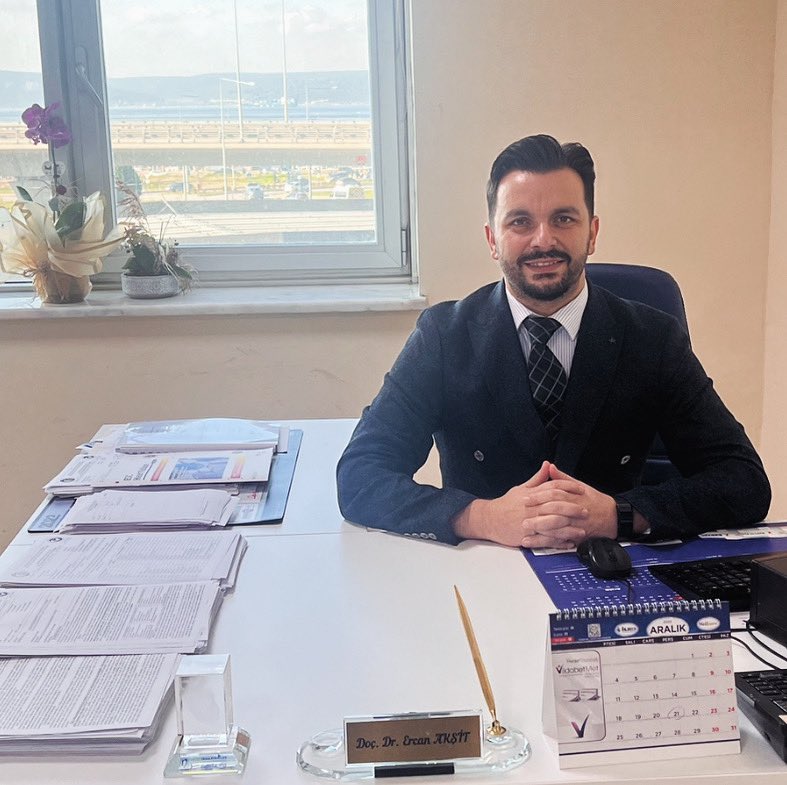 Bir yıl daha, hiç ayrılmak istemese bile zamanı gelince ağacından dökülmek zorunda kalan bir yaprak gibi gitti ömrümüzden. Tüm iyi insanlara bu yıl için dileğim, inancınızın umutsuzluğu hep yendiği bir yıl olması.