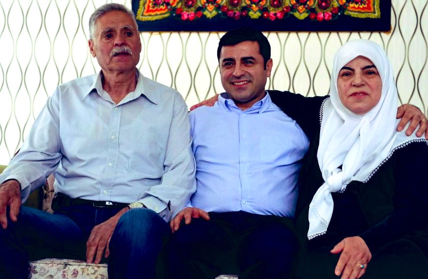 📌 Sevgili dostum Selahattin Demirtaş'ın babası Tahir Amca'yı kaybettik. Diyarbakır'dan ebediyete uğurluyoruz. 

📌 Cenaze törenlerinde insan, yaşanan zulmü bir kez daha tüm çıplaklığıyla hissediyor. Son yıllarda kaç siyasetçi annesini, babasını, yakınlarını göremeden,