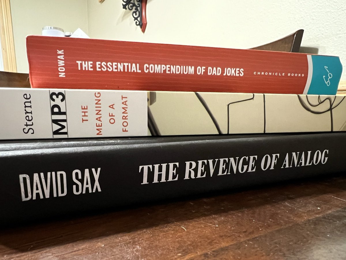 CHLThor's tweet image. My holiday reading. Happy New Year everyone! #digipres #fileformat #nerdalert
