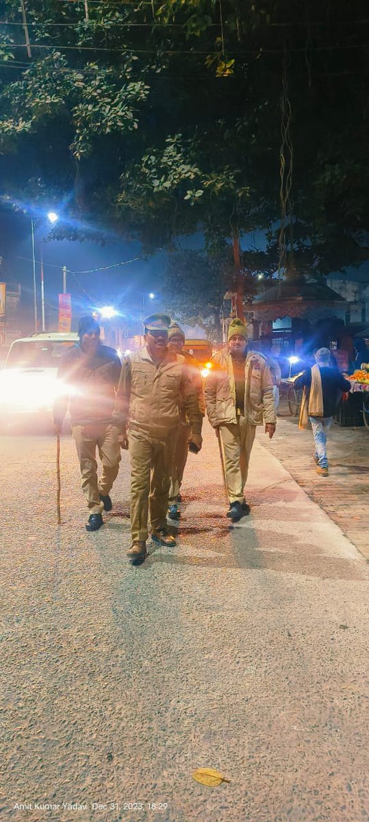santkabirnagpol's tweet photo. पुलिस अधीक्षक @santkabirnagpol के निर्देशन में आमजन में सुरक्षा तथा विश्वास की भावना उत्पन्न करने के दृष्टिगत @kbn_ps_Bakhira में सार्वजनिक स्थानों पर #Footpatrolling कर सुरक्षा के प्रति आश्वस्त किया गया तथा संदिग्ध वस्तुओं एवं व्यक्तियों की चेकिंग की गयी। https://t.co/sJ5d8j3BgP