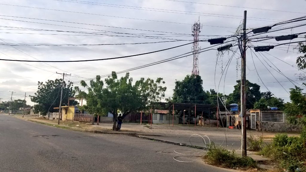 Ciudad_Ojeda's tweet photo. #31Dic 8:53am Guayas de alta tensión caen en tendido eléctrico de Corpoelec y varios sectores de la Carretera N sin electricidad. Ciudad Ojeda https://t.co/uDqUfPdGmK