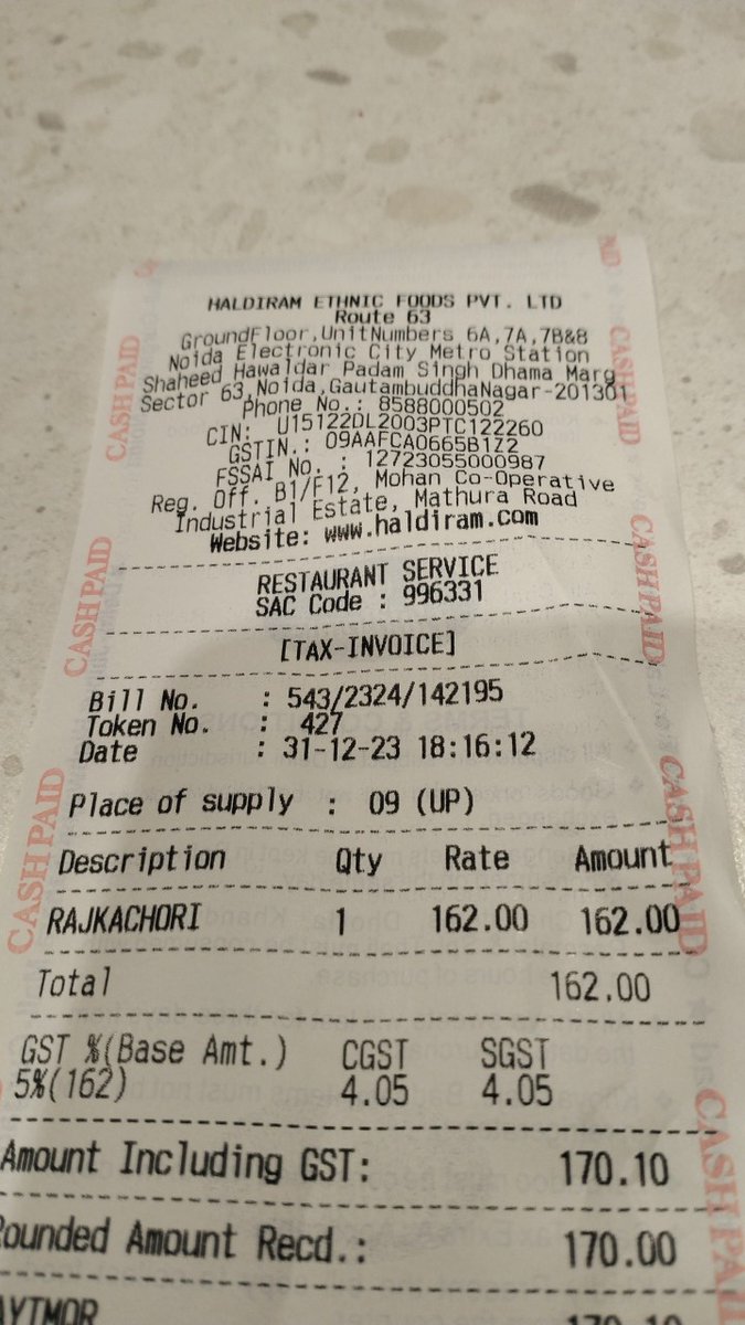 surendra_aon's tweet photo. @HaldiramSnacks Ji 
Pls trn ur serving stf how to behve with customers.. I ord RajKachauri and asked for time he said more than 30 min.when I said thoda jaldi kar lo then he bluntly said jaldi hai to paise wapis LelobThis is not acceptable behave from a reputed restaurant chain https://t.co/FHcEdCujlI