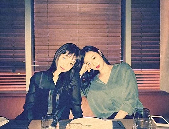 ROONEYM4R4's tweet photo. Blasting nostalgia with old friends. 😭❤️

This new year's eve, the theme is J/KPOP 2nd gen music from 2000-2010s. I still love these songs. And suddenly I cried listening to KARA and f(x). R.I.P. Hara and Sulli. These girls. I miss them so much. 🙁 https://t.co/uAhOYgNHWr