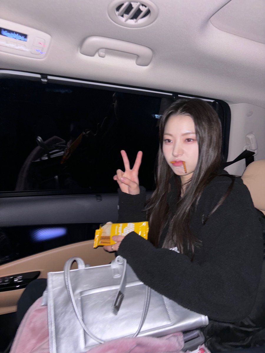 iMe_Dreamnote's tweet photo. 내년에도 과자 많이 먹어야지.. . 안녕 2023 페이지 내년에 만나 🖤 

#드림노트 #DreamNote #유아이 #YOUI https://t.co/XdnHBgkYIx