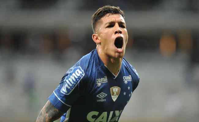 samuelvenancio's tweet photo. Conversas com Lucas Romero e staff avançaram bem e retorno à Toca fica por detalhes. Jogador já tem apalavrado salário e tempo de contrato (que será de 2 anos em um primeiro momento). Cruzeiro agora acerta forma de pagamento ao León da cláusula de rescisão e desfecho positivo tem tudo pra sair nesta semana. Valores já estão ok! El Perro, finalmente, perto de voltar para o Cruzeiro. Apuração com o amigo @AdroaldoLeal