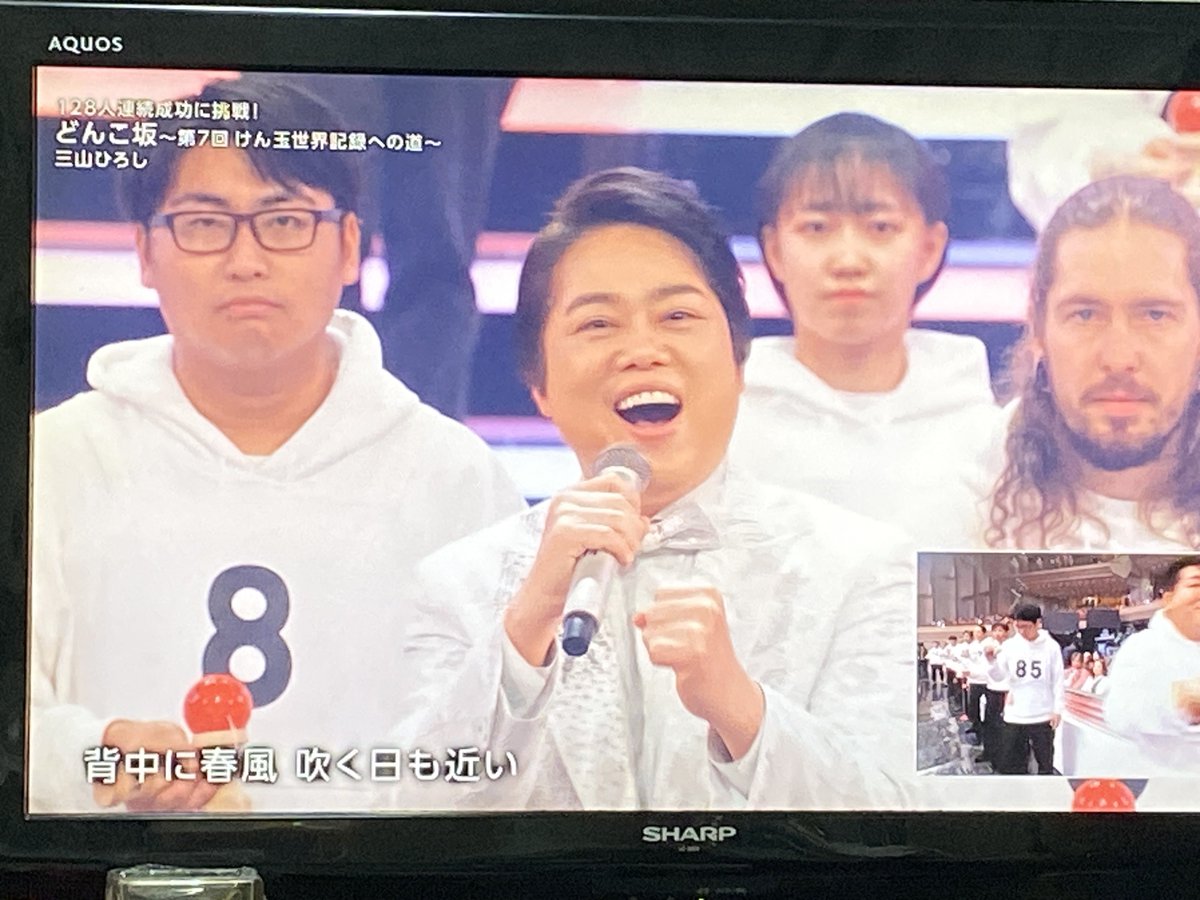 Nyockolina's tweet photo. 紅白でやってるけん玉ギネス
三山ひろしの後ろでけん玉乗ってドヤ顔してる外人さんにジワってる https://t.co/ZDPNZ9as6r