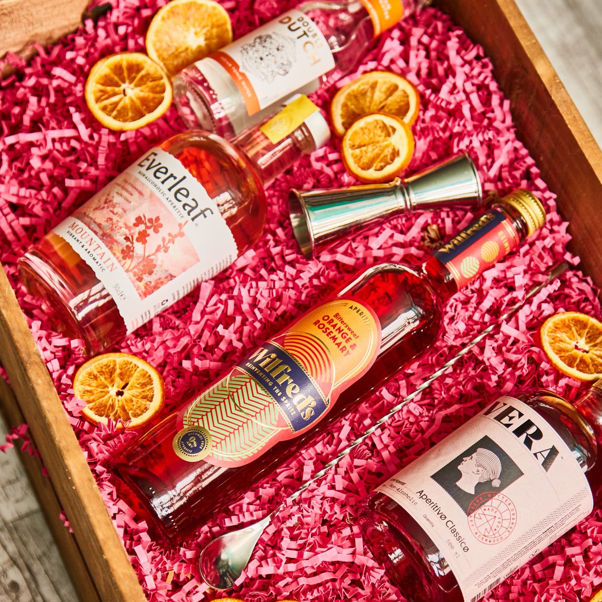 FoodFMRadio's tweet photo. If you are taking part in #DryJanuary @joinclubsoda  have created a stylish array of drinks hampers.

We love the Club Soda Alcohol-Free Negroni - The rich tradition of this timeless cocktail has been re-imagined as a vibrant alcohol-free version. 

https://t.co/r0D86REMqd https://t.co/JIhWCTxIcU
