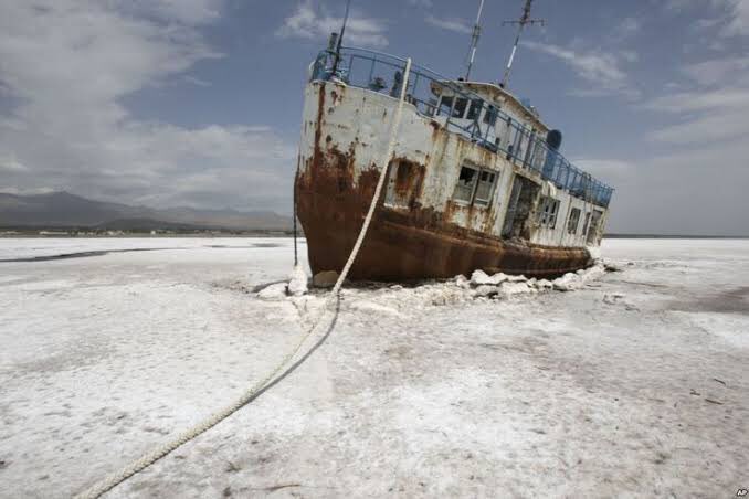 itsmoho_sen's tweet photo. The #Urmia_Lake in #Iran is one of the largest salt lakes in the world & contains significant concentrations of various minerals like: #Sodium_Chloride #Gypsum #Boron #Magnesium #Potassium & #Lithium. Is facing #environmental challenges shrinking water levels & salinity increase. https://t.co/d7EpQezLDO