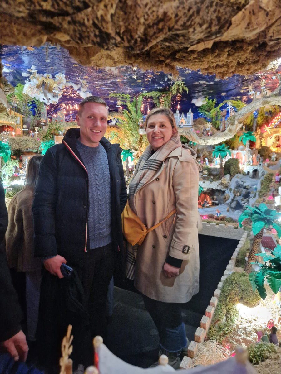 AitorBouza's tweet photo. 🌟Pechamos o ano visitando o espectacular Belén de Paco en Conxo.

Unha longa tradición familiar que culmina este ano con esta fermosa montaxe.

Por moitos anos máis 🥂 https://t.co/5zyMLMoXLT