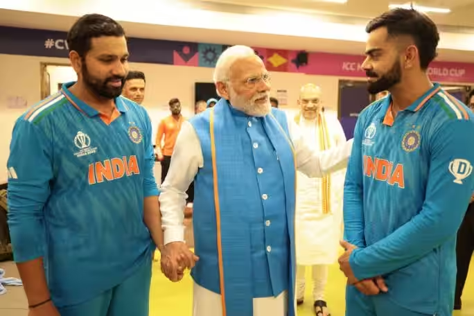 KanchanGupta's tweet photo. Prime Minister Modi cheering up cricketers Virat Kohli and Rohit Sharma in the dressing room after India lost the World Cup Final in Ahmedabad, Gujarat.

#ModiMoment 18 https://t.co/bSfk7QYjJ6