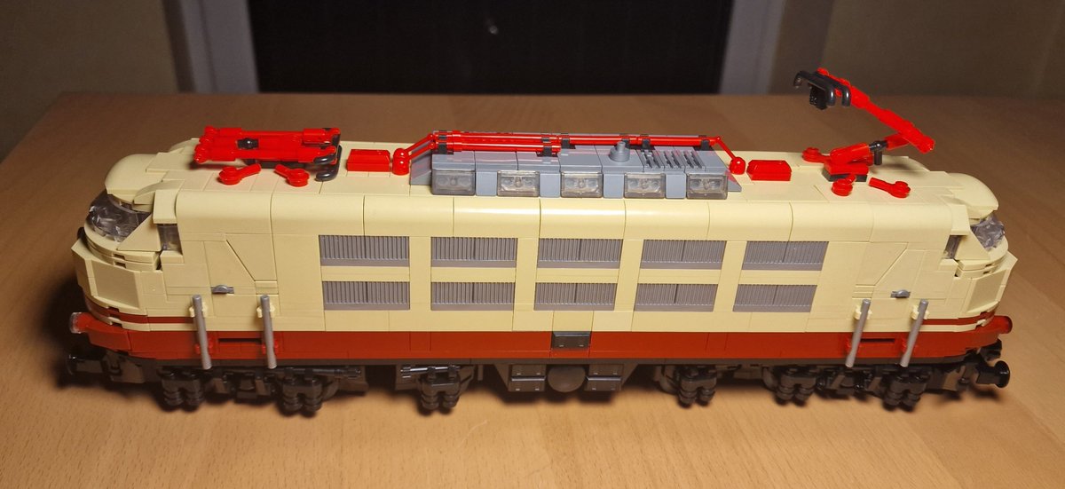 st_hennermann's tweet photo. #Klemmbausteine #Top10of2023 #Platz8
#BR103 #Rheingold #BlueBrixx
Platz 8 weckte Kindheitserinnerungen in mir - die Lokomotive der Baureihe 103 samt Rheingold Waggon hatte ich in der Märklin H0 Version. Um so mehr freute ich mich darüber, die Lok und den Panoramawagen zum Geburtstag geschenkt bekommen zu haben.
Den Zug gibt es bei BlueBrixx auch in der 6W Version (6 Noppen breit) - ich empfehle bei Zügen aber generell die hier gezeigte 8W Version.
Demnächst kommt der Speisewagen dazu - den gab's zu Weihnachten 🙂