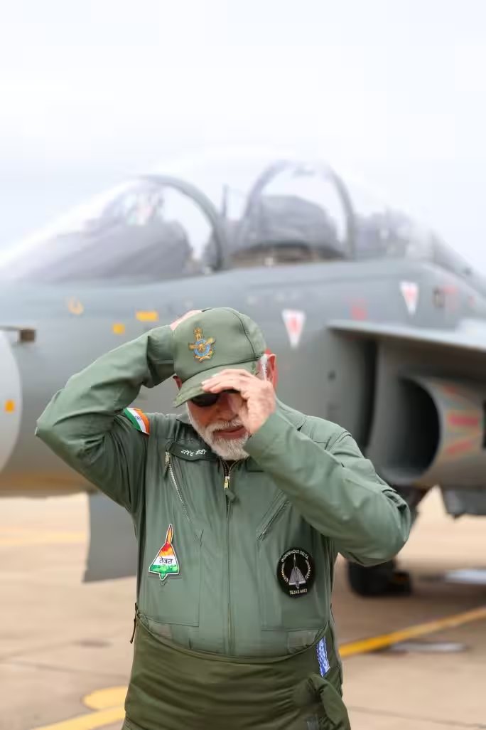KanchanGupta's tweet photo. Prime Minister Modi after flying a sortie on the indigenously produced Tejas fighter aircraft at HAL in Bengaluru, Karnataka.

#ModiMoment 16 https://t.co/HNSOifwQ3f