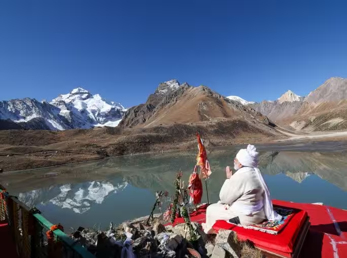 KanchanGupta's tweet photo. Prime Minister Modi offers prayers in front of Adi Kailash at Parvati Kund, Uttarakhand.

#ModiMoment 20 https://t.co/tIFcBN5m4Y
