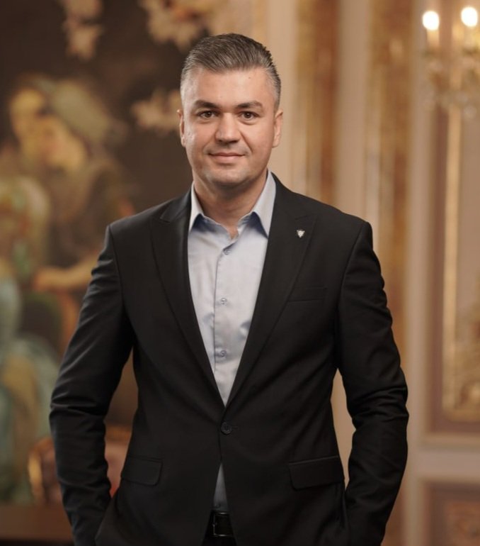 ان تكون منفتحاً بحدود وواثقاً بارتباك، وقلقاً بوثوق،
ان تكون متمكناً من حدودك، وعابراً لمحدودياتك. وتعيش نقصانك بامتلاء الخبرة 
ان تسمع، تصغي، ترى، تميز بهدوء، 
وان كان لك جواب، ليكن حكيماً بخبرة سنينك. 
فهذه #نرجسية ايجابية،

 سنة مباركة.