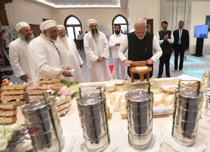 KanchanGupta's tweet photo. Prime Minister Modi tries his hands rolling a roti at the inauguration of the new campus of Aljamea-tus-Saifiyah (The Saifee Academy) at Marol in Mumbai, Maharashtra.

#ModiMoment 22 https://t.co/iz80OFdCYV