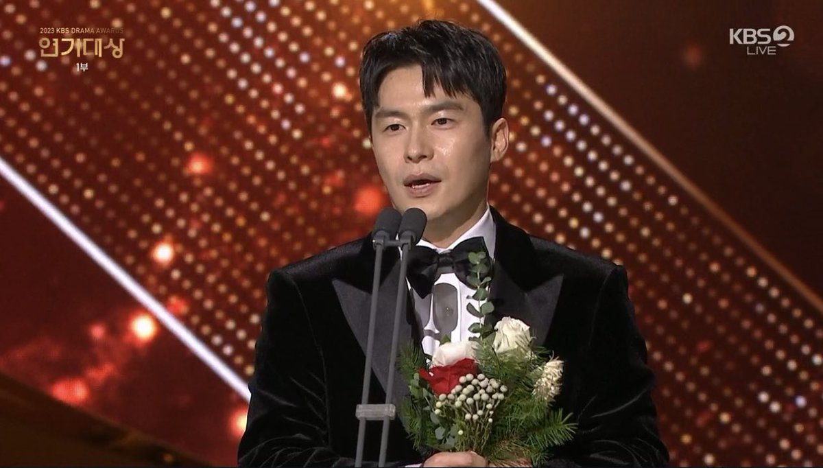 Kdramastars1's tweet photo. 🎉 || تهانينا للممثل  #LeeJaeWon على فوزها بجائزة أفضل ممثل عن دوره في دراما #NoPathBack  ضمن فئة الدراما الخاصة ✨🖤

 #2023KBSDramaAwards https://t.co/xThDiuhfeU
