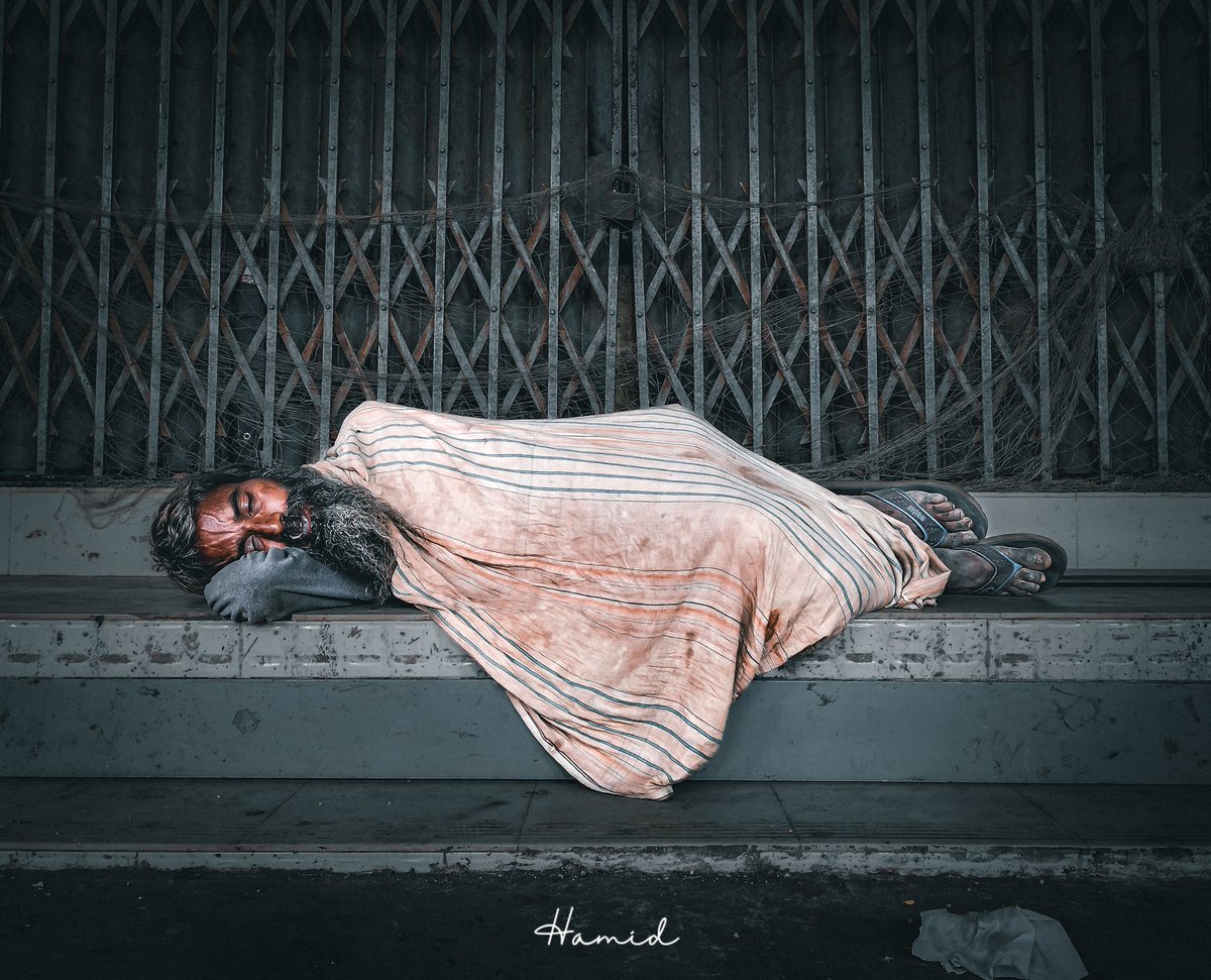 Hamid__Hossen's tweet photo. As the sky bleeds fog and bone-chilling wind claws at every exposed inch, a strange romance hangs in the air. For some, this weather might be a curse, a gnawing bite against bare skin. 

#photostory #streetphotography #CxbDiary 
#StorythroughMobileLens
#Streetofnight https://t.co/veAwYLZt6s