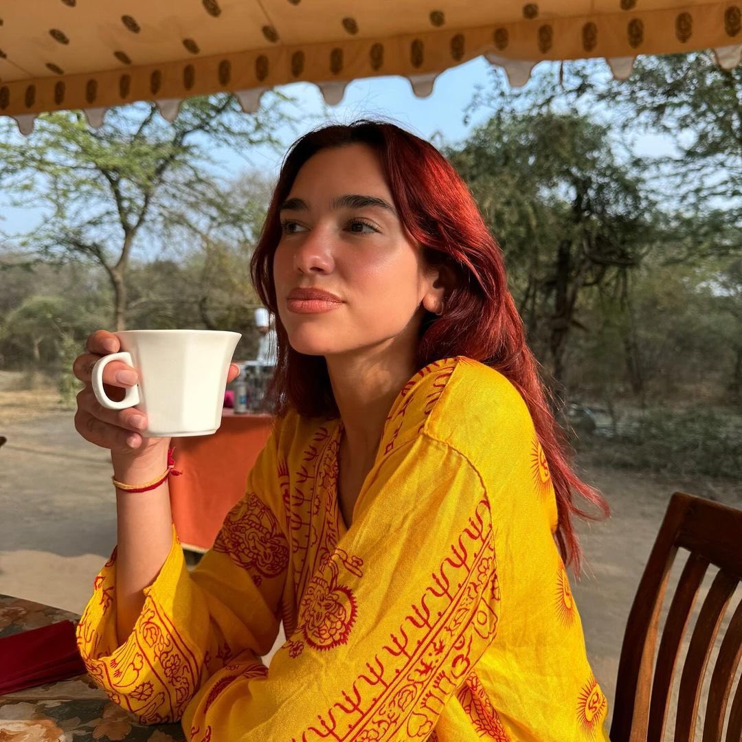 DUALIPA's tweet photo. Ready for the year ahead. What a joy!!! 💛!!!! https://t.co/ANPZgRVBx4