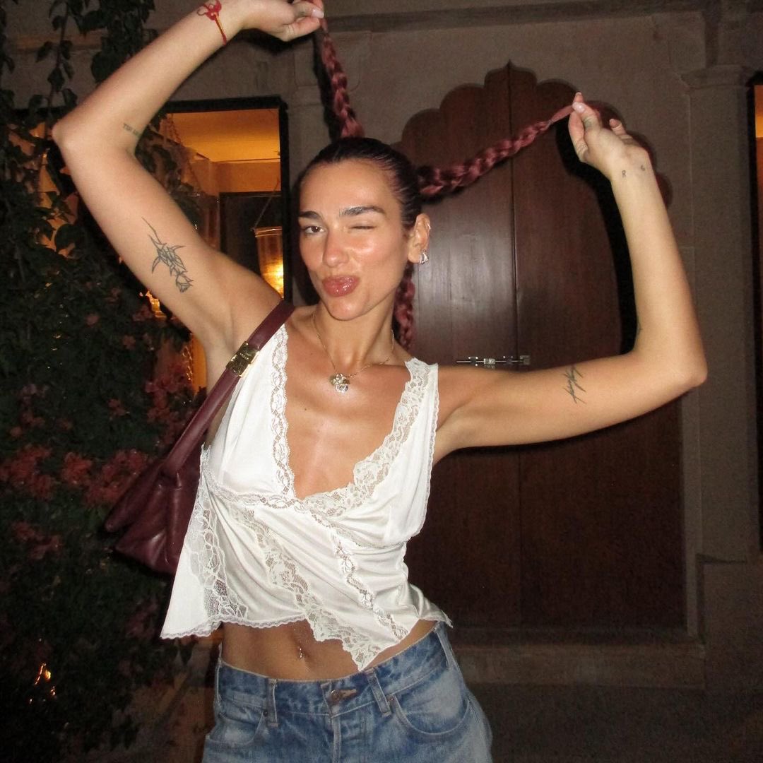 DUALIPA's tweet photo. Ready for the year ahead. What a joy!!! 💛!!!! https://t.co/ANPZgRVBx4