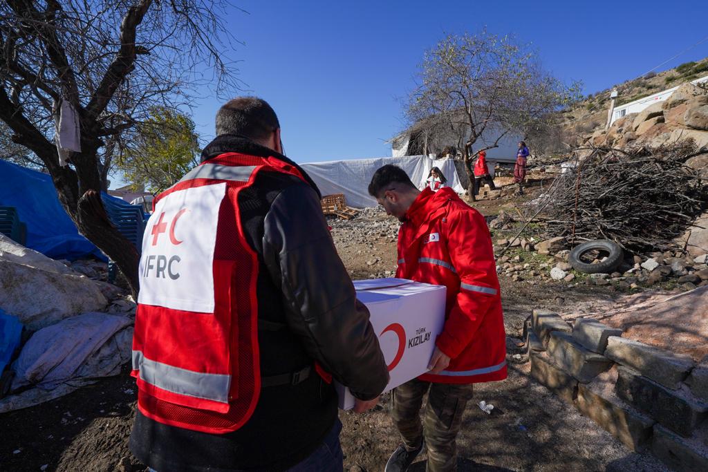 Soğuk kış günlerine girmeden önce depremzedelerin ihtiyaçlarını karşılamaya devam ediyoruz. ❄️

<a href="/IFRC/">IFRC</a> ve birçok paydaş kuruluşla birlikte ısıtıcılar, battaniyeler, kışlık giysiler ve hijyen paketleriyle destek olmak için buradayız. #Yanınızdayız