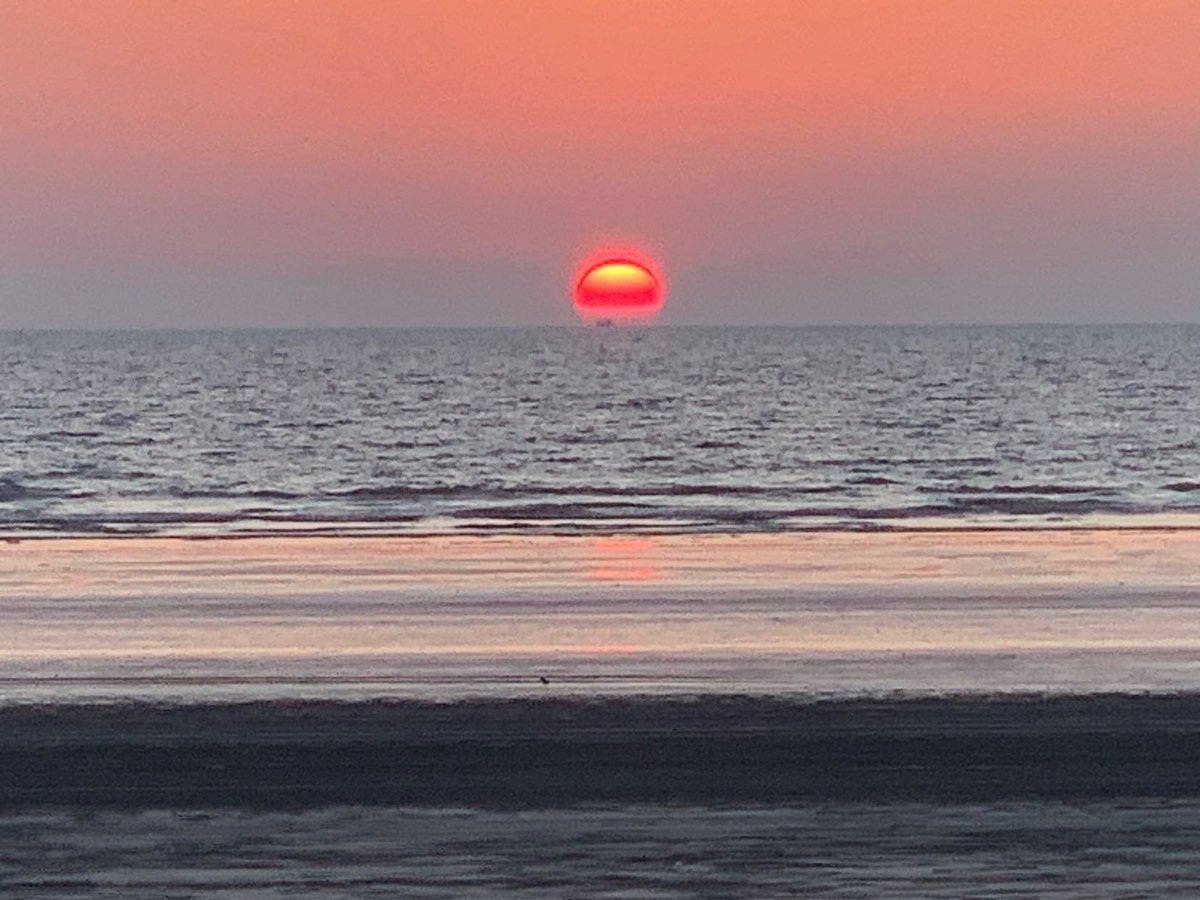 سال 2023 کا آخری سورج گْوادر کے ساحل پر غروب ہورہا ہے۔

نئے سال میں پچھلی نفرت بھلا دیں 
چلو اپنی دنیا کو جنت بنا دیں
<a href="/nasirsohrabi/">Nasir Rahim Sohrabi</a> <a href="/shahmeermasood2/">Shahmeer Masood</a> @JavedGwadari