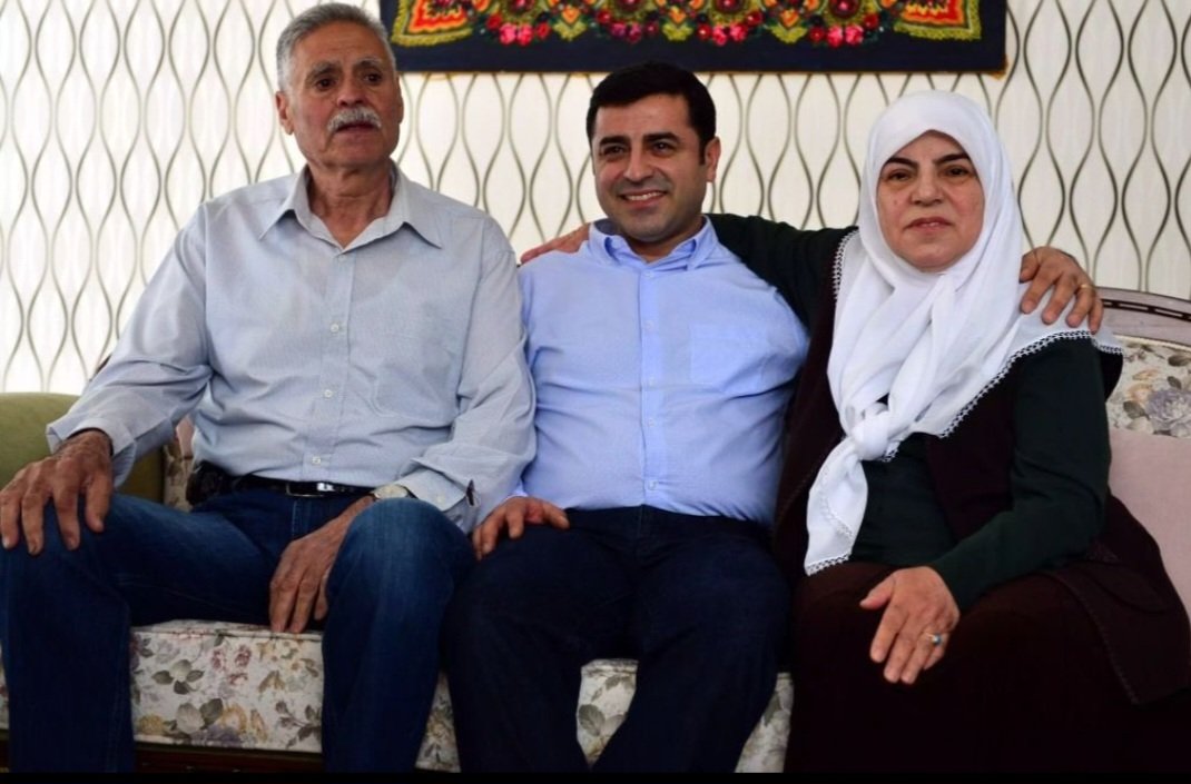 Edirne F TİPİ cezaevinde rehin tutulan Sn. Selahattin Demirtaş'ın babası Sn. Tahir Demirtaş vefat etmiştir. Başta Selahattin Demirtaş olmak üzere tüm sevenlerine başsağlığı dileklerinde bulunuyoruz.