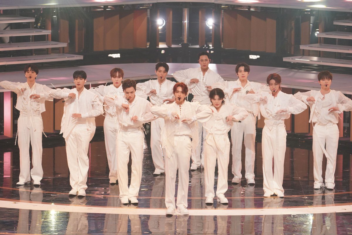 写真追加📸】#SEVENTEEN 純白衣装で「紅白」初出場🎊 💎エスクプスは