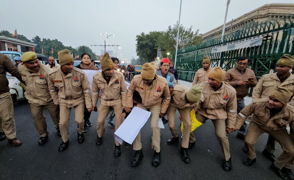 जब नारी सड़कों पर आती है
तब सत्ता बदलकर जाती है! 

बीएचयू के भाजपाई अपराधियों को ऐसी सज़ा दी जाए कि फिर कोई सत्ता के अहंकार में किसी स्त्री की गरिमा और अस्मिता के ख़िलाफ़ भाजपा सरकार के संरक्षण का दुरुपयोग न कर सके।

आज उत्तर प्रदेश और देश की हर नारी पूछ रही है: भाजपा के