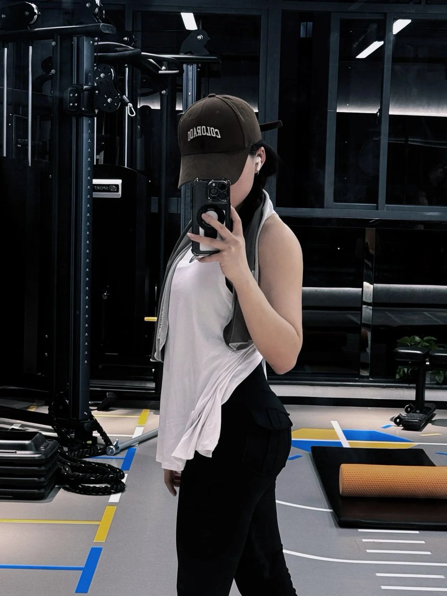 rem49er's tweet image. The gym is my stress relief. It helps me clear my mind and release tension, especially after a long day.💪🏋️‍♂️